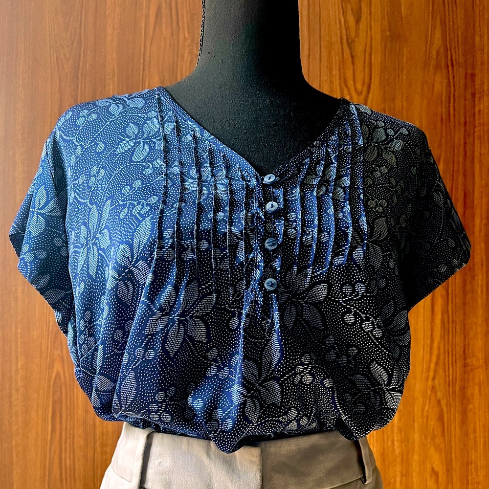 Women’s pleated crew neck short sleeve blouse